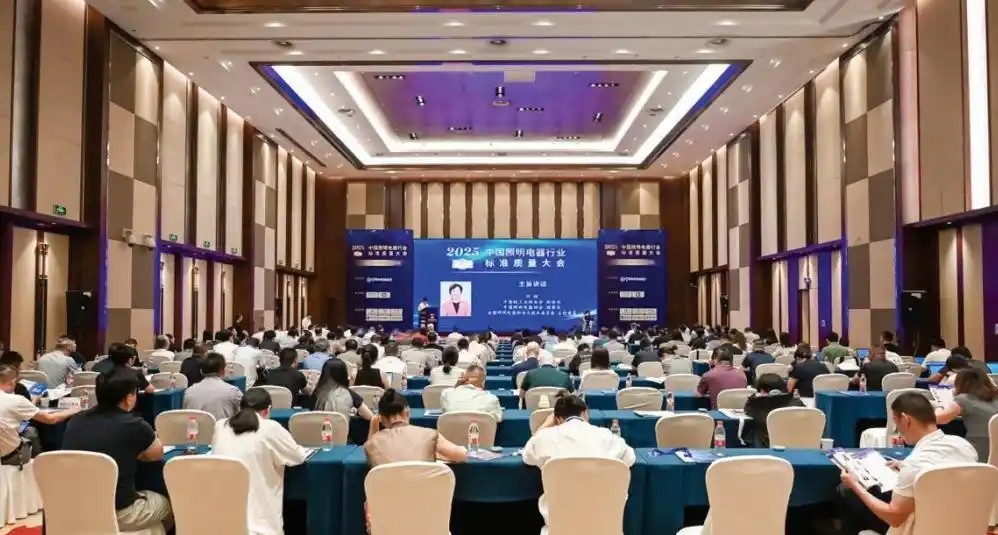 An tionscal soilsithe a threorú ar aghaidh le caighdeán caighdeánach